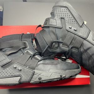 NIKE HUARACHE GRIPP TRIPLE BLACK. SIZE 10.